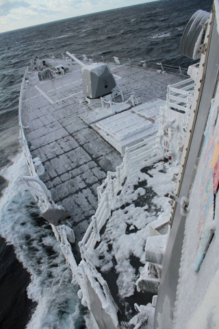 Illustration for article titled USS Mustin Turns Into A Popsicle While Sailing Through The Sea Of Japan